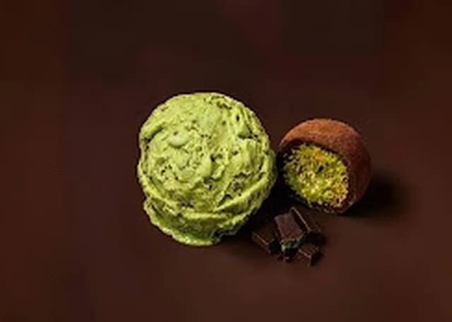 Lucknow Aliganj Parlour in Lucknow